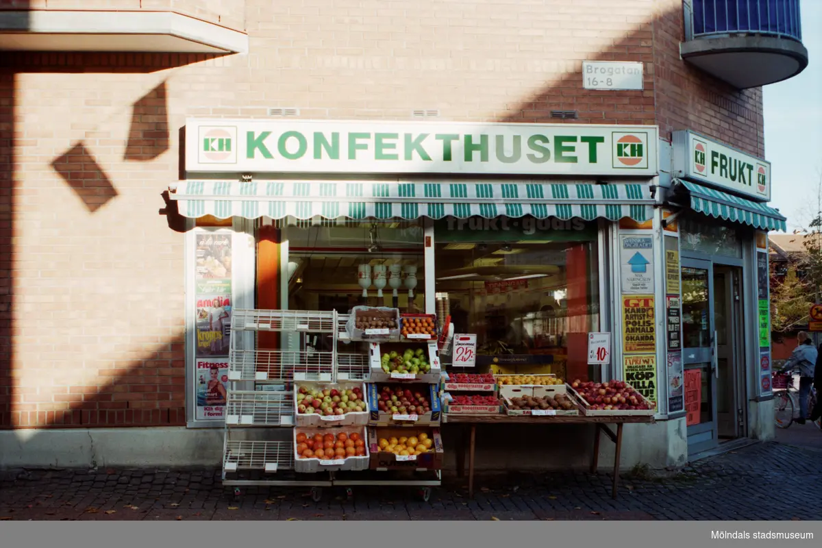 Konfekthuset på Brogatan. Mölndalsbro i dag - ett skolpedagogiskt dokumentationsprojekt på Mölndals museum under oktober 1996. 1996_1052-1060 är gjorda av högstadieelever från Kvarnbyskolan 9C, grupp 2. Se även 1996_0913-0940, gruppbilder på klasserna 1996_1382-1405 samt bilder från den färdiga utställningen 1996_1358-1381.