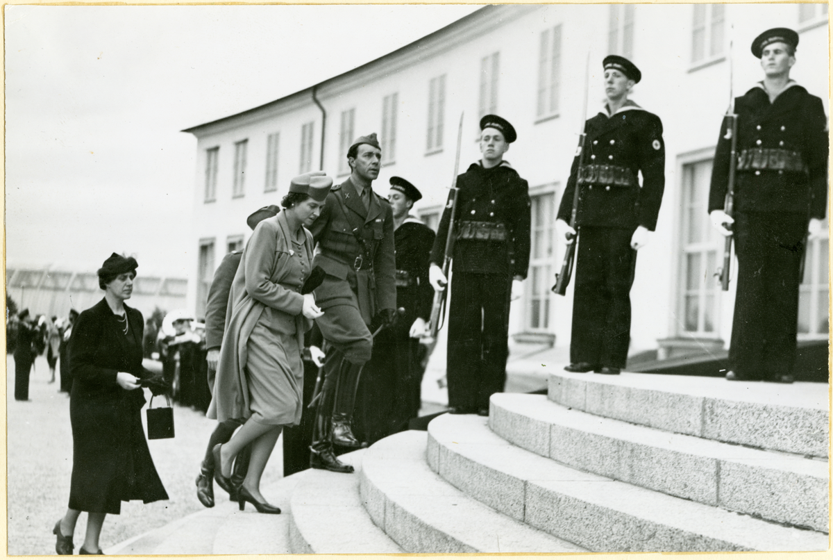 Invigning för utställning Svensk sjömannagärning i allvarstid. Prinsessan Sibylla och Prins Gustaf Adolf anländer till utställningen.