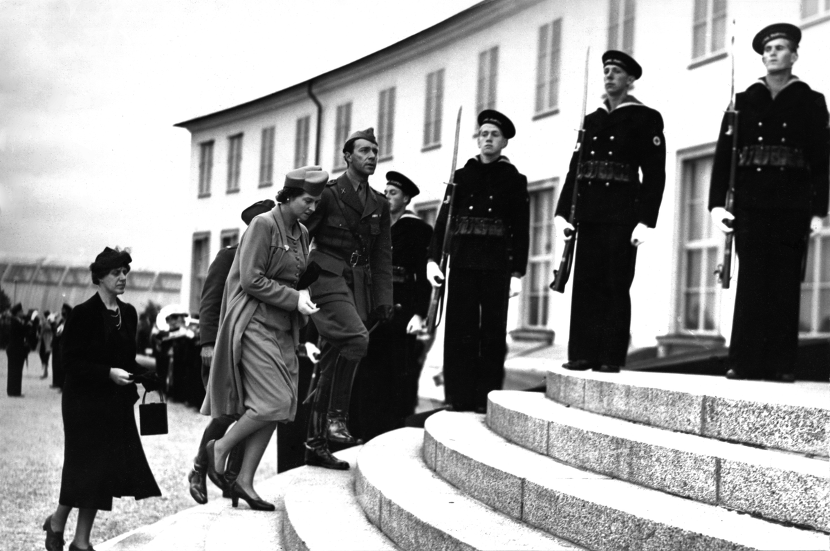 Invigning för utställning Svensk sjömannagärning i allvarstid. Prinsessan Sibylla och Prins Gustaf Adolf anländer till utställningen.