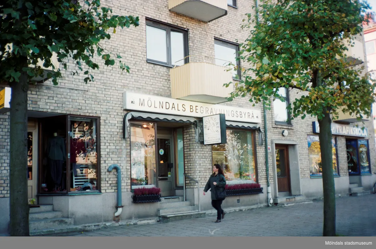 Mölndals begravningsbyrå på Tempelgatan. Mölndalsbro i dag - ett skolpedagogiskt dokumentationsprojekt på Mölndals museum under oktober 1996. 1996_1079-1097 är gjorda av högstadieelever från Kvarnbyskolan 9C, grupp 4. Se även 1996_0913-0940, gruppbilder på klasserna 1996_1382-1405 samt bilder från den färdiga utställningen 1996_1358-1381.