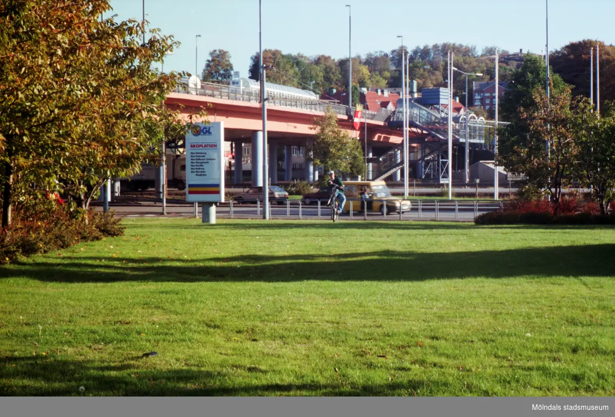 Bron åt nordost. Mölndalsbro i dag - ett skolpedagogiskt dokumentationsprojekt på Mölndals museum under oktober 1996. 1996_1079-1097 är gjorda av högstadieelever från Kvarnbyskolan 9C, grupp 4. Se även 1996_0913-0940, gruppbilder på klasserna 1996_1382-1405 samt bilder från den färdiga utställningen 1996_1358-1381.