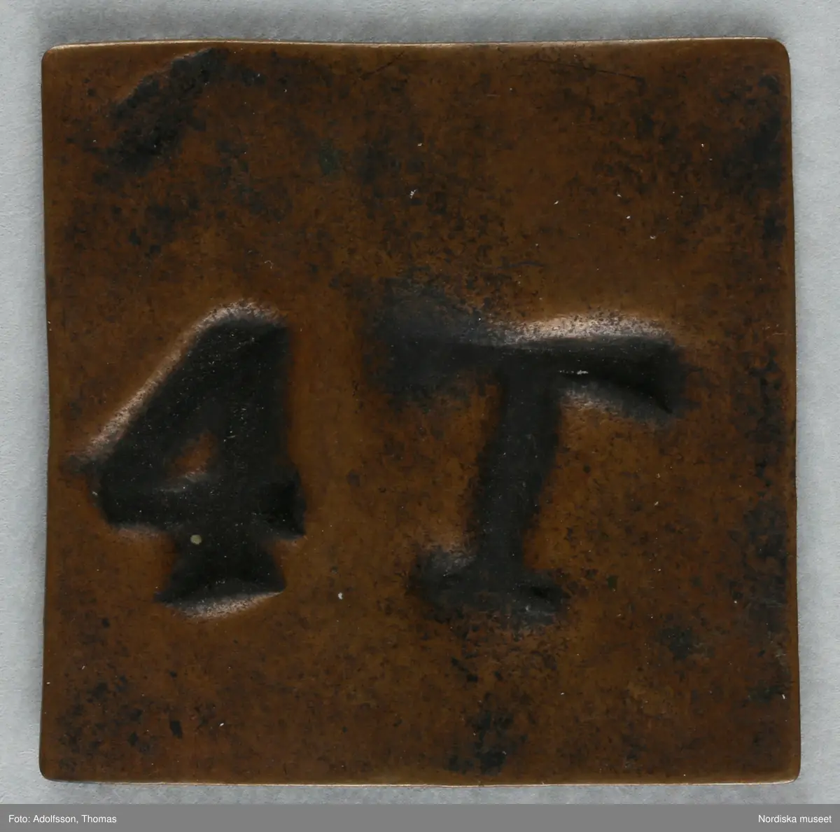 Pollett, av koppar, fyrkantig, präglad text: "4 T".