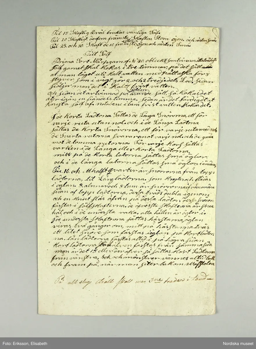 En samling lösa blad med vävnotor tecknade för hand på ljusgrått lumppapper med svart bläck. Består av 5 dubbelvikta ark, 48 enkelblad både i folioformat och mindre samt 1 ark och ett blad handskrivna  med diverse anvisningar vid drällvävning. Dessutom finns ett tryckt blad skrivet av J.E.Ekenmark: "Om drällswäfnad i 20, 25 och 30 skaft". Göteborg 4 augusti 1825.  Tillsammans med ett blad som är en förteckning eller kvitto från juli 1825 på  vad ägaren betalat för en mängd olika vävredskap samt en "Wäfbok" visar det att ägaren deltagit i en av systrarna Ekenmarks vävkurser i drällvävning och faconerad vävning detta år, troligen i Göteborg eller dess närhet där hon bodde. Det framgår i en not på ett av bladen att det bör ha varit L.M och G.F Ekenamark alltså Lovisa Maria och  Gustava Fredrika.
Bland de mönster som här finns nedtecknade kan man känna igen flera  t.ex. "Rött tyg med vita faconer" från tygprovsamlingar i Nordiska museet t.ex. 116.293 från M.B.Siberg som även hon gick på Ekenmarkskurs 1825, och 86 646 från J.W.Roos af Hjelmsäter.
Benämningar på drällmönster:
Tapeten, Riddarstjernan, Vinkelstiernan i zig zag, Citronmönster, Ryska korset, Fransyska Rosen, Davids harpa, Sten med Krans, Borås dräll, Baylonska Tornet, Kattfot i Rankor, Götheborgs mönster, Borgå Mönster, Spetsig kattfot i Ränder, Lissabons Stjerna, Stora Wandringsmannen, Lilla Wandringsmannen, Klöfver i zig zag, Lilla Nordstjernan med gaffel, Lilla Finskan, Dukaten, Natt och Dag, Rosenborgs slott.
På flera av mönstren står hänvisning: "Uppknytningen finns på tabellen no. 1 i väfboken" och då syftas på Ekenmark: Handbok för unga fruntimmer, utgiven 1820.
Constance Nolleroth var född 1811 dotter till M.Baltzar Nolleroth, häradshövding och rådman i Göteborg. Hon gifte sig 1833 med kyrkoherden Adolf Johan Broman  i Otterstad socken, Kållands hd.. Paret var barnlöst, hon dog 1897.
/Berit Eldvik 2011-02-21