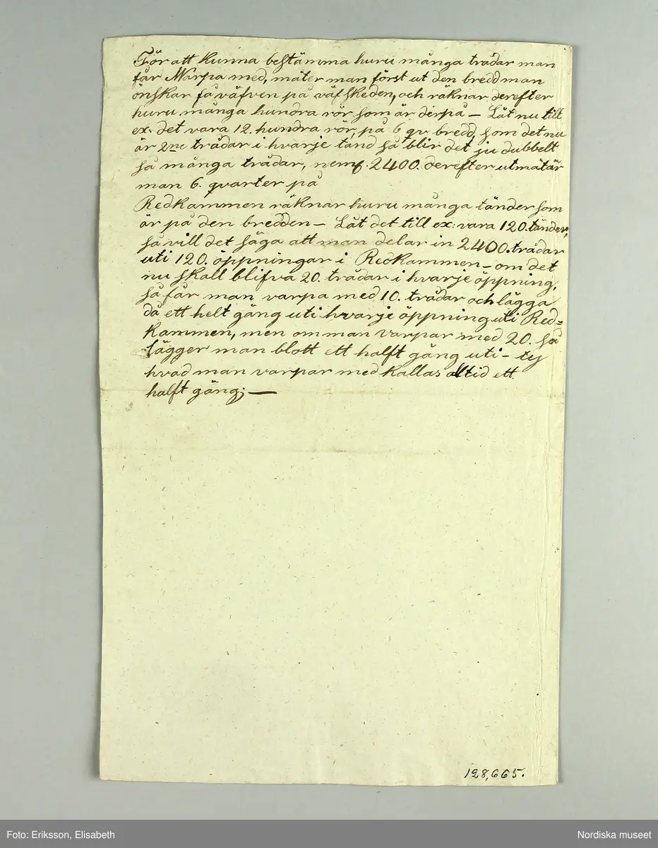 En samling lösa blad med vävnotor tecknade för hand på ljusgrått lumppapper med svart bläck. Består av 5 dubbelvikta ark, 48 enkelblad både i folioformat och mindre samt 1 ark och ett blad handskrivna  med diverse anvisningar vid drällvävning. Dessutom finns ett tryckt blad skrivet av J.E.Ekenmark: "Om drällswäfnad i 20, 25 och 30 skaft". Göteborg 4 augusti 1825.  Tillsammans med ett blad som är en förteckning eller kvitto från juli 1825 på  vad ägaren betalat för en mängd olika vävredskap samt en "Wäfbok" visar det att ägaren deltagit i en av systrarna Ekenmarks vävkurser i drällvävning och faconerad vävning detta år, troligen i Göteborg eller dess närhet där hon bodde. Det framgår i en not på ett av bladen att det bör ha varit L.M och G.F Ekenamark alltså Lovisa Maria och  Gustava Fredrika.
Bland de mönster som här finns nedtecknade kan man känna igen flera  t.ex. "Rött tyg med vita faconer" från tygprovsamlingar i Nordiska museet t.ex. 116.293 från M.B.Siberg som även hon gick på Ekenmarkskurs 1825, och 86 646 från J.W.Roos af Hjelmsäter.
Benämningar på drällmönster:
Tapeten, Riddarstjernan, Vinkelstiernan i zig zag, Citronmönster, Ryska korset, Fransyska Rosen, Davids harpa, Sten med Krans, Borås dräll, Baylonska Tornet, Kattfot i Rankor, Götheborgs mönster, Borgå Mönster, Spetsig kattfot i Ränder, Lissabons Stjerna, Stora Wandringsmannen, Lilla Wandringsmannen, Klöfver i zig zag, Lilla Nordstjernan med gaffel, Lilla Finskan, Dukaten, Natt och Dag, Rosenborgs slott.
På flera av mönstren står hänvisning: "Uppknytningen finns på tabellen no. 1 i väfboken" och då syftas på Ekenmark: Handbok för unga fruntimmer, utgiven 1820.
Constance Nolleroth var född 1811 dotter till M.Baltzar Nolleroth, häradshövding och rådman i Göteborg. Hon gifte sig 1833 med kyrkoherden Adolf Johan Broman  i Otterstad socken, Kållands hd.. Paret var barnlöst, hon dog 1897.
/Berit Eldvik 2011-02-21