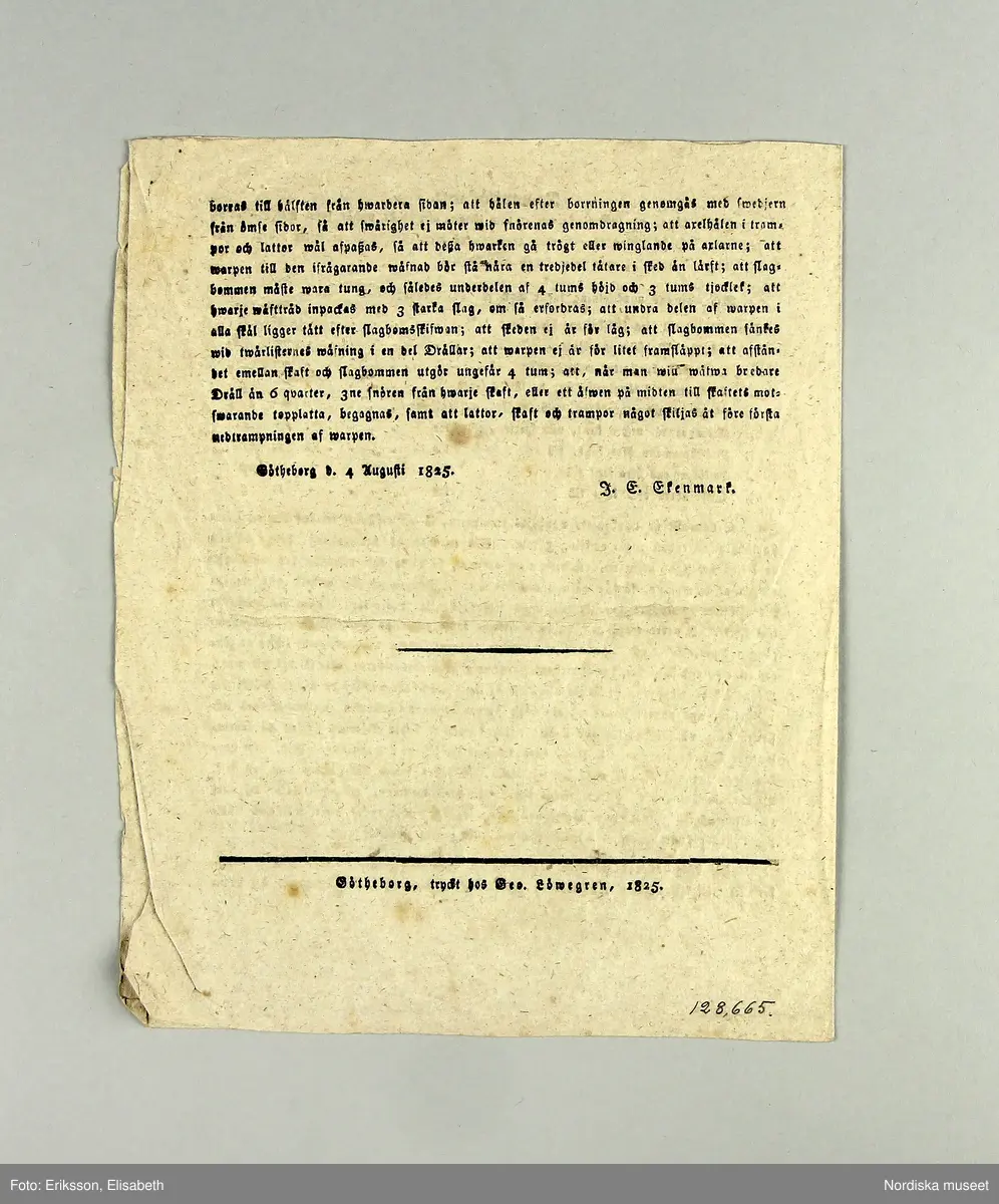 En samling lösa blad med vävnotor tecknade för hand på ljusgrått lumppapper med svart bläck. Består av 5 dubbelvikta ark, 48 enkelblad både i folioformat och mindre samt 1 ark och ett blad handskrivna  med diverse anvisningar vid drällvävning. Dessutom finns ett tryckt blad skrivet av J.E.Ekenmark: "Om drällswäfnad i 20, 25 och 30 skaft". Göteborg 4 augusti 1825.  Tillsammans med ett blad som är en förteckning eller kvitto från juli 1825 på  vad ägaren betalat för en mängd olika vävredskap samt en "Wäfbok" visar det att ägaren deltagit i en av systrarna Ekenmarks vävkurser i drällvävning och faconerad vävning detta år, troligen i Göteborg eller dess närhet där hon bodde. Det framgår i en not på ett av bladen att det bör ha varit L.M och G.F Ekenamark alltså Lovisa Maria och  Gustava Fredrika.
Bland de mönster som här finns nedtecknade kan man känna igen flera  t.ex. "Rött tyg med vita faconer" från tygprovsamlingar i Nordiska museet t.ex. 116.293 från M.B.Siberg som även hon gick på Ekenmarkskurs 1825, och 86 646 från J.W.Roos af Hjelmsäter.
Benämningar på drällmönster:
Tapeten, Riddarstjernan, Vinkelstiernan i zig zag, Citronmönster, Ryska korset, Fransyska Rosen, Davids harpa, Sten med Krans, Borås dräll, Baylonska Tornet, Kattfot i Rankor, Götheborgs mönster, Borgå Mönster, Spetsig kattfot i Ränder, Lissabons Stjerna, Stora Wandringsmannen, Lilla Wandringsmannen, Klöfver i zig zag, Lilla Nordstjernan med gaffel, Lilla Finskan, Dukaten, Natt och Dag, Rosenborgs slott.
På flera av mönstren står hänvisning: "Uppknytningen finns på tabellen no. 1 i väfboken" och då syftas på Ekenmark: Handbok för unga fruntimmer, utgiven 1820.
Constance Nolleroth var född 1811 dotter till M.Baltzar Nolleroth, häradshövding och rådman i Göteborg. Hon gifte sig 1833 med kyrkoherden Adolf Johan Broman  i Otterstad socken, Kållands hd.. Paret var barnlöst, hon dog 1897.
/Berit Eldvik 2011-02-21