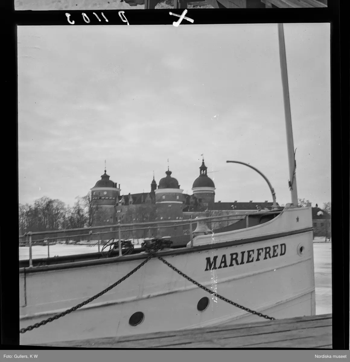 511 Gripsholms Slott för Allers. Ångbåt S/S Mariefred har lagt till i Mariefreds hamn framför Gripsholms slott.