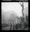 542 Dimma. Människor vid fontänskulpturen Orfeusgruppen av Carl Milles framför Konserthuset på Hötorget i Stockholm.