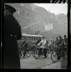 542 Dimma. Cyklister väntar på grönt ljus. Teater båten skyltar på fasaden i bakgrunden.