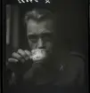 558 Wilhelm Moberg. Porträtt av Vilhelm Moberg som dricker kaffe.