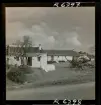 568 F. Stieg Trenter, Torremolinos. Bostadshus. En man är påväg ut från gården med sin cykel.