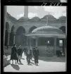 1717/K Istanbul allmänt. Människor framför moské.