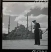 1717/K Istanbul allmänt. En turistande man i uniform står med sin kamera framför Blå moskén/ Sultan Ahmed camii.