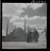 1717/K Istanbul allmänt. Fotograf K W Gullers (t.v.) med sällskap framför Blå moskén/ Sultan Ahmed camii.