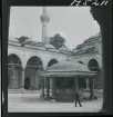 1717/K Istanbul allmänt. Fontän på innergården till moské.