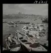 1717/K Istanbul allmänt. Män i båtar i vattnet och vid kajen.