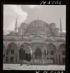 1717/L Istanbul allmänt. Två barn framför Blå moskén/ Sultan Ahmed camii.