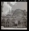 1717/L Istanbul allmänt. Två barn framför Blå moskén/ Sultan Ahmed camii.