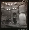 1717/L Istanbul allmänt. Turister i moské.