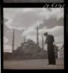 1717/L Istanbul allmänt. En turistande man i uniform fotograferar med sin kamera framför Blå moskén/ Sultan Ahmed camii.