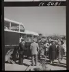 Istanbul. Resenärer väntar på att få gå ombord på en buss.
Bilder fotograferade för AB Aerotransport, förkortat ABA.