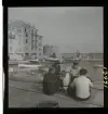 1950. Frankrike. Män som sitter vid hamn