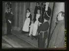 Bilder tagna i samband med Gustav V:s död och begravning 1950. Drottning Louise och prinsessan Sibylla och kronprinsen på väg in i Rikssalen.