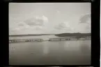 Lidingöbron under byggnation. Vy västerut mot Tranholmen och Stocksund.