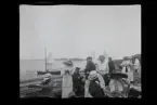 Människor på en uteservering. Troligtvis fotograferade under Sandhamnsregattan.