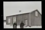 Fotografens anteckning: Karl Wikanders enka Maria Wikanders bryggstuga med Kristina Pettersson o. hennes mor Per Hans gumma.