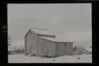 Fotografens anteckning: På dito gård (Karl Anton Holmbergs gård); matbod med nygjord dörr och mangelbod.