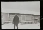 Fotografens anteckning: Dito gård (Karl Anton Holmbergs gård), gamla fähuset m. lada + Karl Anton H.