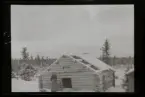 Fotografens anteckning: Dito gård (Karl Anton Holmbergs gård) en gammal 