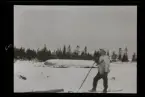 Fotografens anteckning: Drängen Gottfrid P:son (Pettersson) i säljagtsdrägt i Byviken.