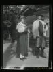 Folkmusiker. Man och kvinna i folkdräkt. Skansen, Stockholm.