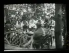 Folkmusiker spelar för människor som sitter på uteservering. Skansen, Stockholm.