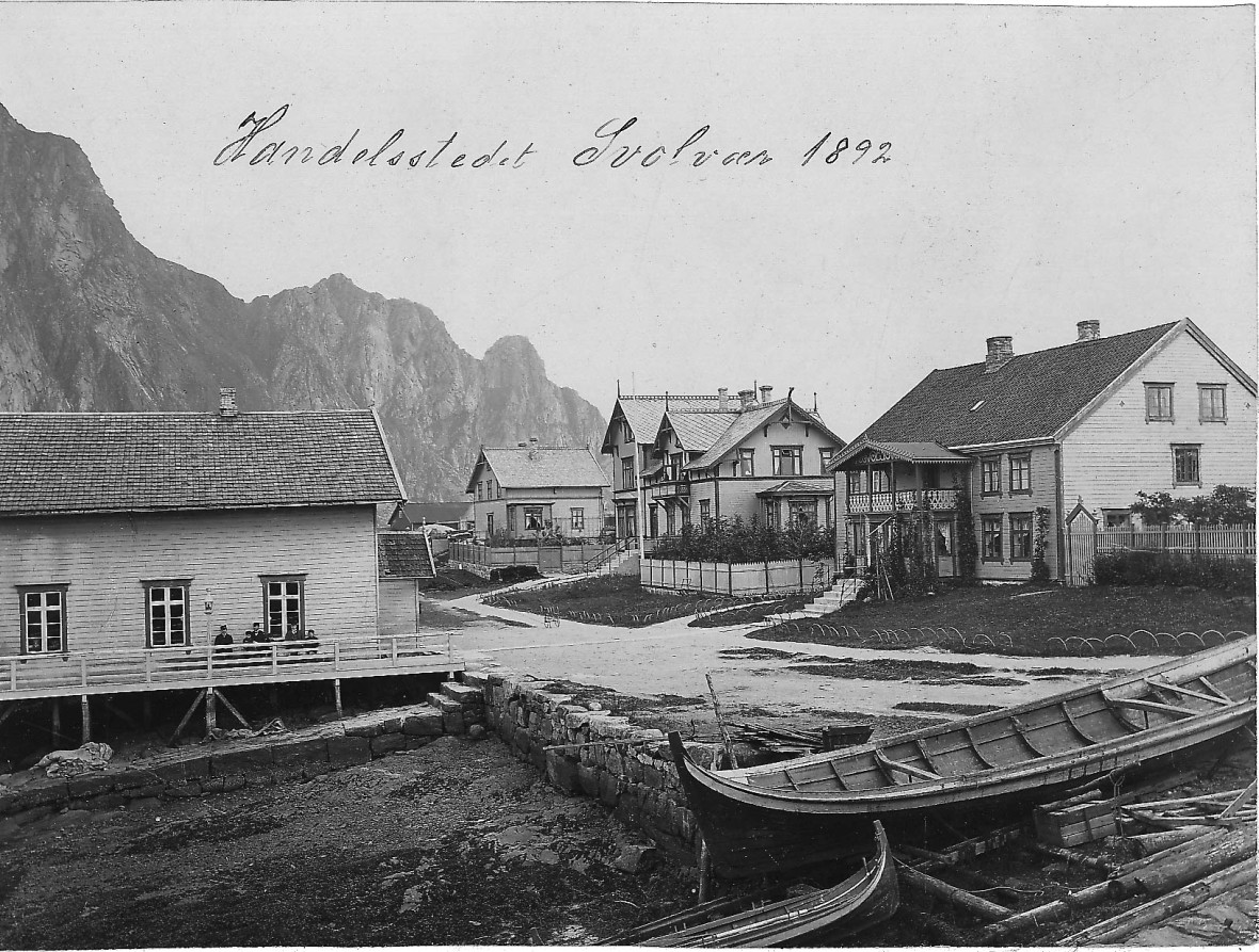 Handelsstedet Svolvær 1892.
Familien Bergs hus på Svinøya i Svolvær.
Sett sydfra.