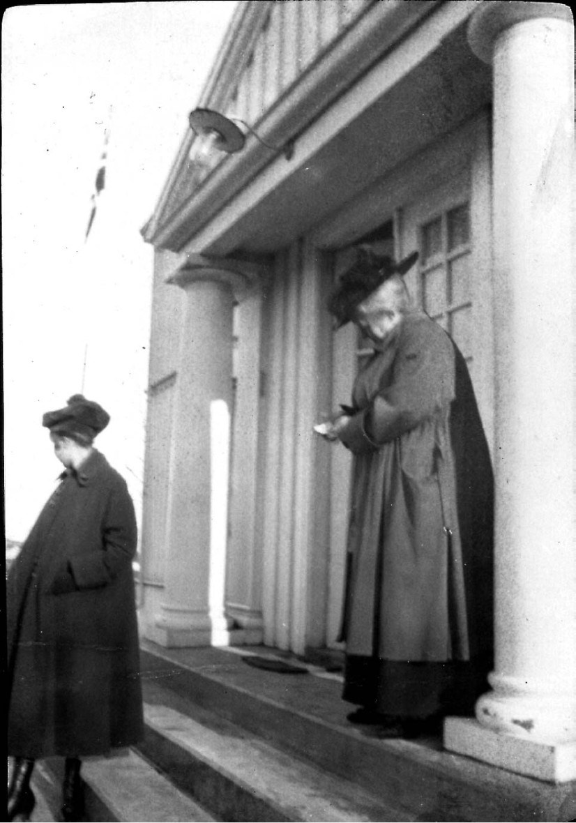 Maren Frederiksen til høyre i bildet. På trappa på Melbo Hovedgård.