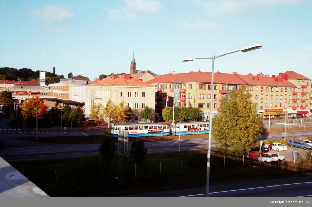 Vy från bron mot Mölndals centrum. Mölndalsbro i dag - ett skolpedagogiskt dokumentationsprojekt på Mölndals museum under oktober 1996. 1996_1098-1115 är gjorda av högstadieelever från Kvarnbyskolan 9C, grupp 5. Se även 1996_0913-0940, gruppbilder på klasserna 1996_1382-1405 samt bilder från den färdiga utställningen 1996_1358-1381.