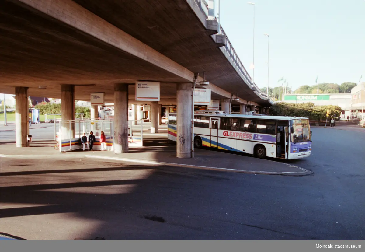 En buss vid ändstationen Broplatsen. Mölndalsbro i dag - ett skolpedagogiskt dokumentationsprojekt på Mölndals museum under oktober 1996. 1996_1098-1115 är gjorda av högstadieelever från Kvarnbyskolan 9C, grupp 5. Se även 1996_0913-0940, gruppbilder på klasserna 1996_1382-1405 samt bilder från den färdiga utställningen 1996_1358-1381.