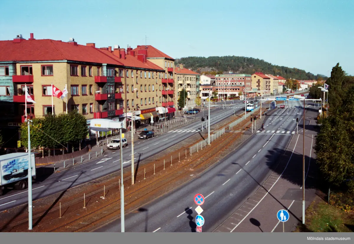 Vy från bron på spårvägsnätet norrut. Mölndalsbro i dag - ett skolpedagogiskt dokumentationsprojekt på Mölndals museum under oktober 1996. 1996_1116-1134 är gjorda av högstadieelever från Kvarnbyskolan 9C, grupp 6. Se även 1996_0913-0940, gruppbilder på klasserna 1996_1382-1405 samt bilder från den färdiga utställningen 1996_1358-1381.