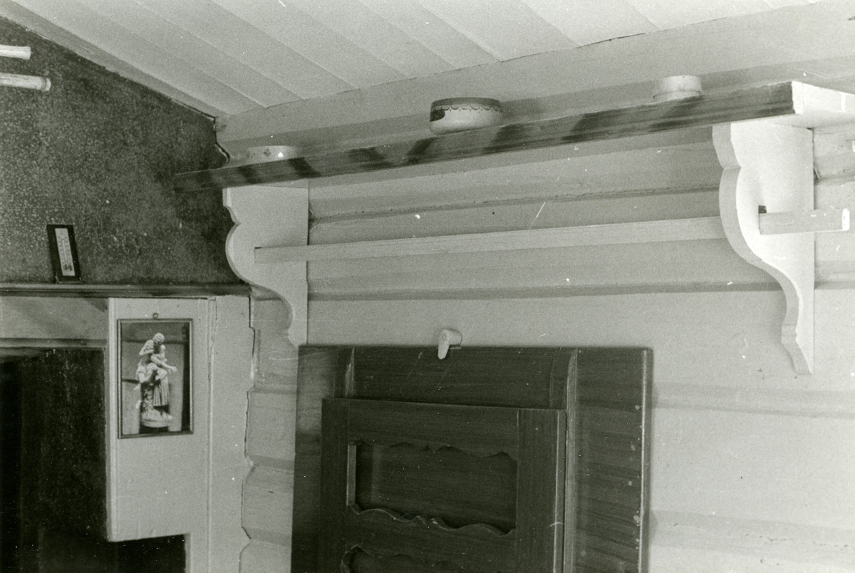 Detaljar frå Moastogo i Øystre Slidre før riving i 1974.