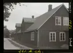 Vinslöv, Skåne 1926.
Hus på bygata, skylt: Skomakeri Verkstad.