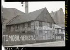 Landskrona 1926.
Byggnad med målad skylt på fasaden: Axel Rentze & Co. Tel. 903. Automobil & Cykelverkstad.