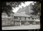 Landskrona 1926.
Byggnad med målad skylt på plank: Bensin. Cykel-verkstad. Auto-gummi. Axel Rentze & Co.