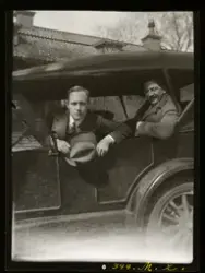 Två män i en bil, i baksätet Ernst Klein. Skansen.