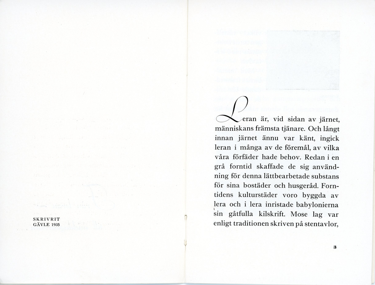 Häfte med liten historik över Gefle Porslinsfabriks tillverkning av keramik, från 1935. Titel "Där Gefle-porslinet kommer till". Utgiven av Skrivrit i Gävle.