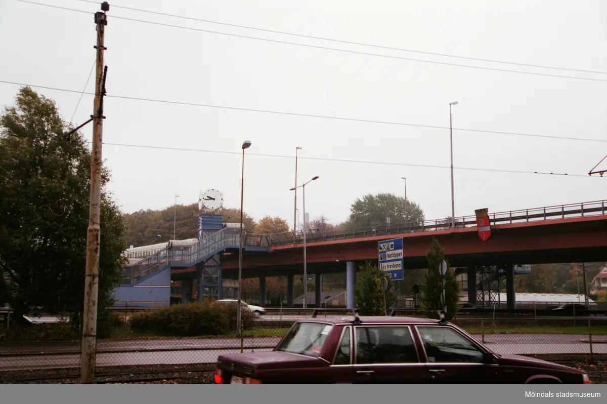 Mölndals station och bron. Mölndalsbro i dag - ett skolpedagogiskt dokumentationsprojekt på Mölndals museum under oktober 1996. 1996_1135-1152 är gjorda av högstadieelever från Kvarnbyskolan 9D, grupp 1. Se även 1996_0913-0940, gruppbilder på klasserna 1996_1382-1405 samt bilder från den färdiga utställningen 1996_1358-1381.