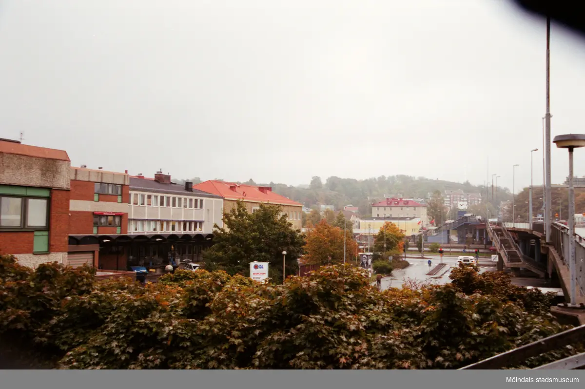 Vy österut från bron över Broplatsen. Mölndalsbro i dag - ett skolpedagogiskt dokumentationsprojekt på Mölndals museum under oktober 1996. 1996_1153-1171 är gjorda av högstadieelever från Kvarnbyskolan 9D, grupp 2. Se även 1996_0913-0940.