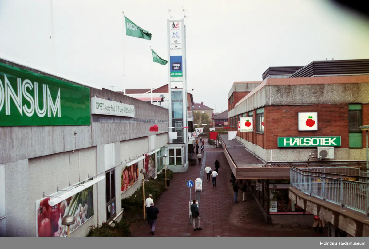 Vy norrut från bron över Nygatan. Mölndalsbro i dag - ett skolpedagogiskt dokumentationsprojekt på Mölndals museum under oktober 1996. 1996_1153-1171 är gjorda av högstadieelever från Kvarnbyskolan 9D, grupp 2. Se även 1996_0913-0940.