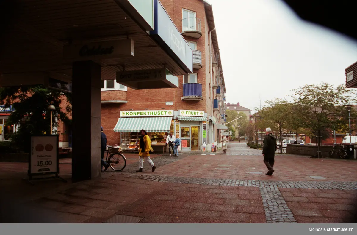 Konfekthuset på Brogatan 8. Mölndalsbro i dag - ett skolpedagogiskt dokumentationsprojekt på Mölndals museum under oktober 1996. 1996_1153-1171 är gjorda av högstadieelever från Kvarnbyskolan 9D, grupp 2. Se även 1996_0913-0940.